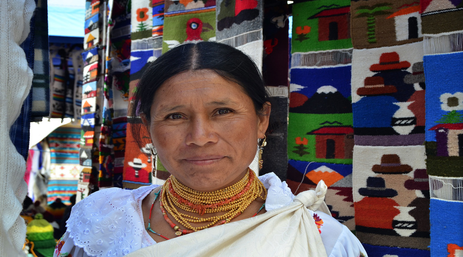 Donna al mercato di Otavalo