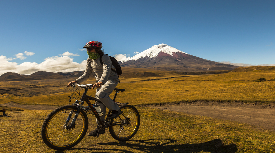 Mountain-biker-in-the-Cotopaxi-National-Park