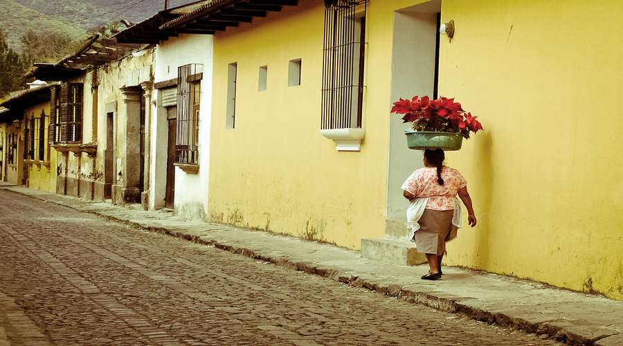 Donna che cammina in una strada di Antigua