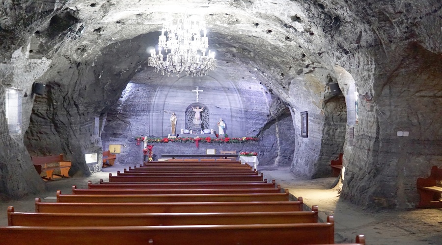 Amazing-view-inside-of-the-salt-Cathedral-in-Zipaquira