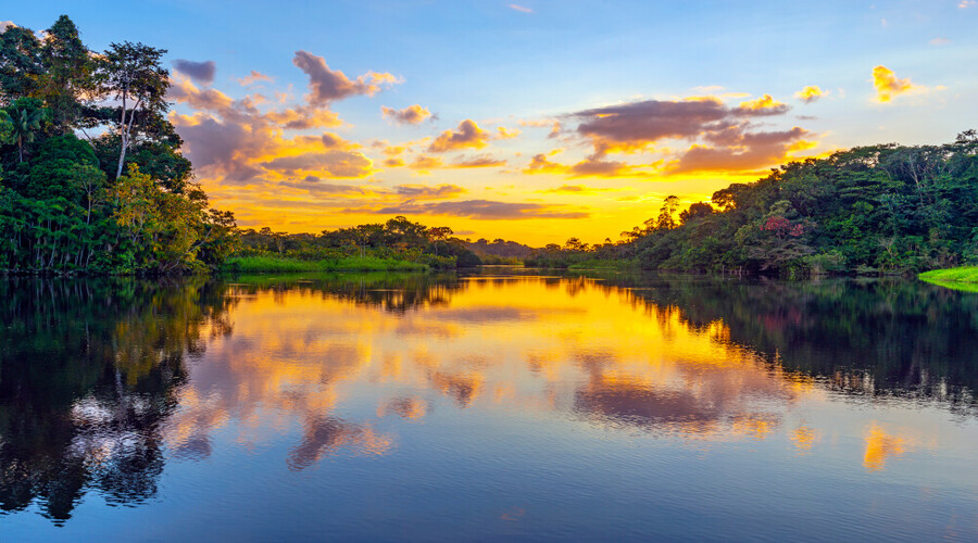 Un intenso tramonto in Amazzonia