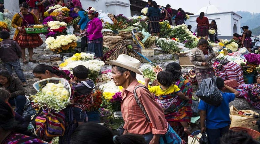 Chichicastenango-Guatemala-Local-people-in-a-street-market-in-the-town-of-Chichicastenango-in-Guatemal