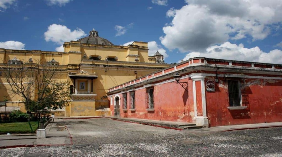 Colorful-house-and-church-in-the-Unesco-heritage-city-Antigua-in-Guatemala