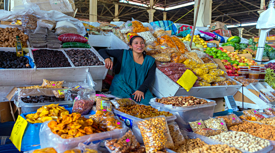 Cusco, venditrice di frutta al mercato di San Pedro