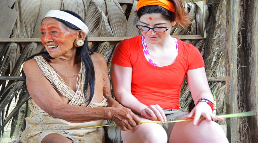 Incontri di diverse culture in Amazzonia: indigena con turista