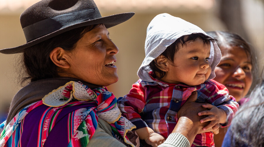 Donna con bambino al mercato d Tarabuco Tour in Bolivia di 14 giorni da Santa Cruz al Lago Titicaca