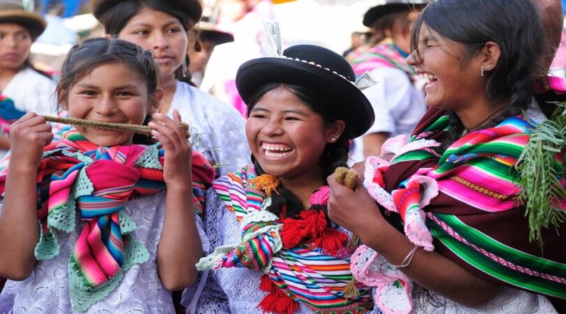 Ragazze in abiti tradizionali durante la Festa della Vergine di Guadalupe a Sucre