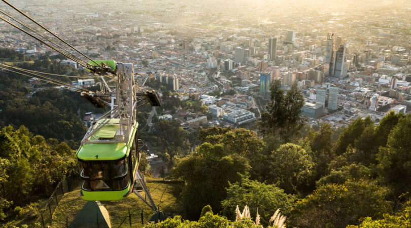 Furnicular-a-Monserrat-a-Bogota-con-grattacieli-sullo-sfondo