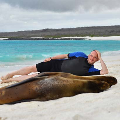 Uomo con leone di mare