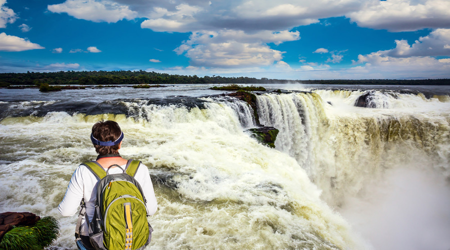 persona che ammira le cascate di Iguazu' Tour dell' Argentina 15 giorni | Iguazu,Ushuaia e Patagonia