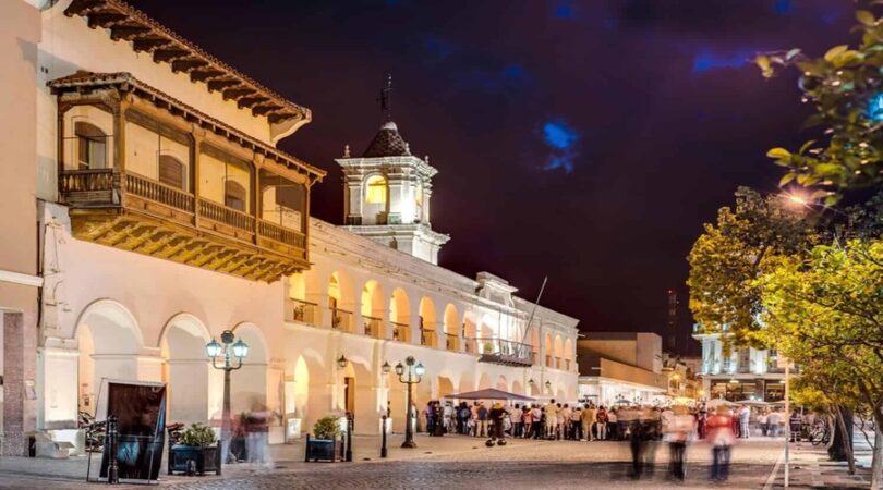 Salta, foto notturna di Plaza 9 de Julio