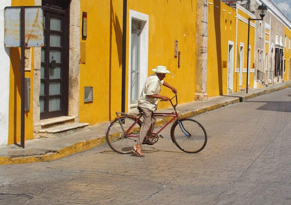 Izamal_persona-in-bicicletta-