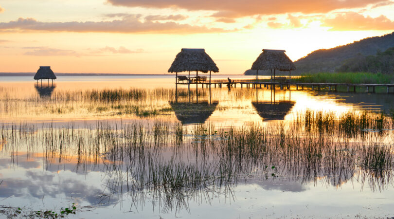 Lago con palafitte