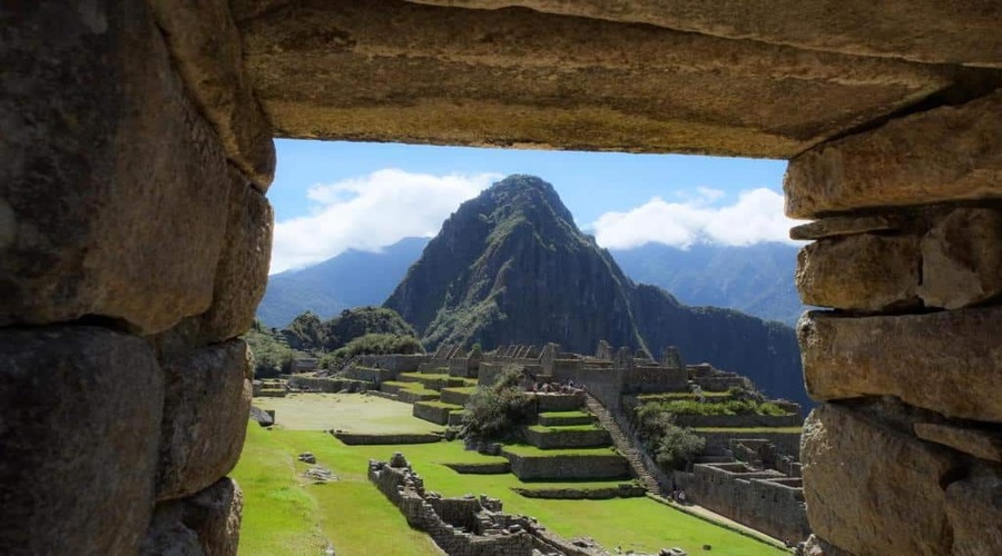 Machu-icchu-visto-da-una-finestra-pietra-