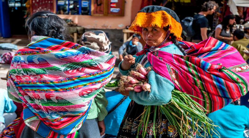 Donna in costume tradizionale a Pisac