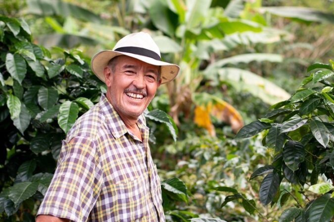 Portrait-of-a-smiling-senior-farmer.-Coffee-farmer-wearing-hat.-Happy-old-man-in-a-Colombian-coffee-crop