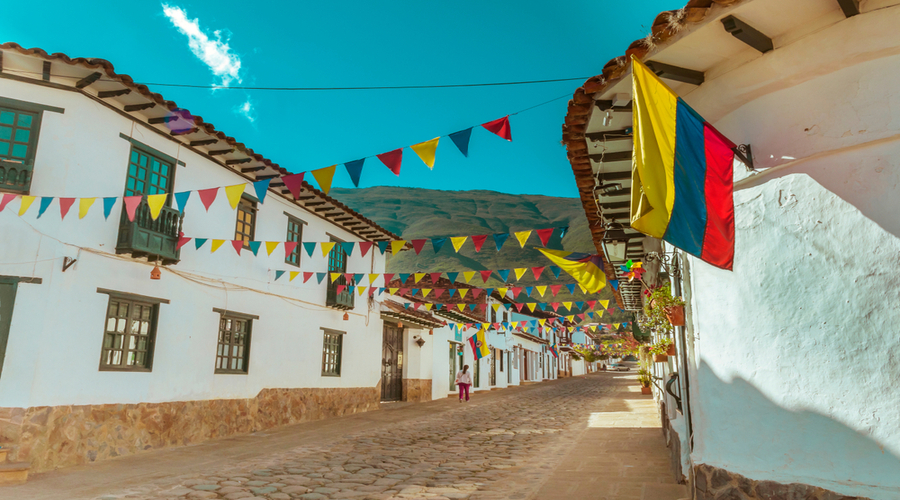 Street-of-Villa-de-Leyva-with-colombian-flag