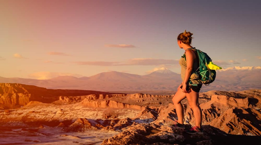 Valle della luna_donna che mira il panorama Tour Atacama | Viaggio nel deserto del Cile di 4 giorni