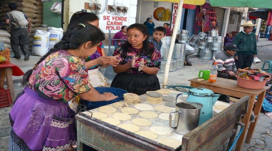 Donne che cucinano tortillas al mercato di Chichicastenango