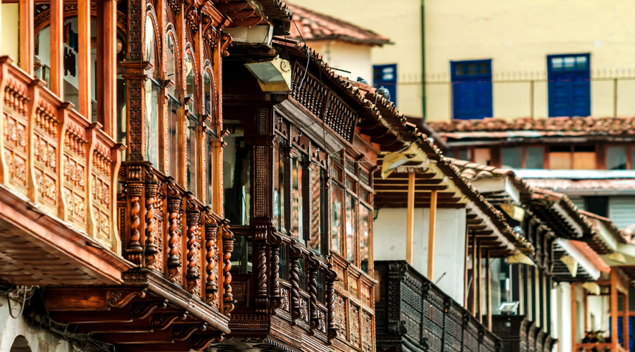 Cusco, balconi in legno