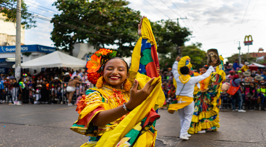 Carnaval-of-Baranquilla-with-beautiful-dancers