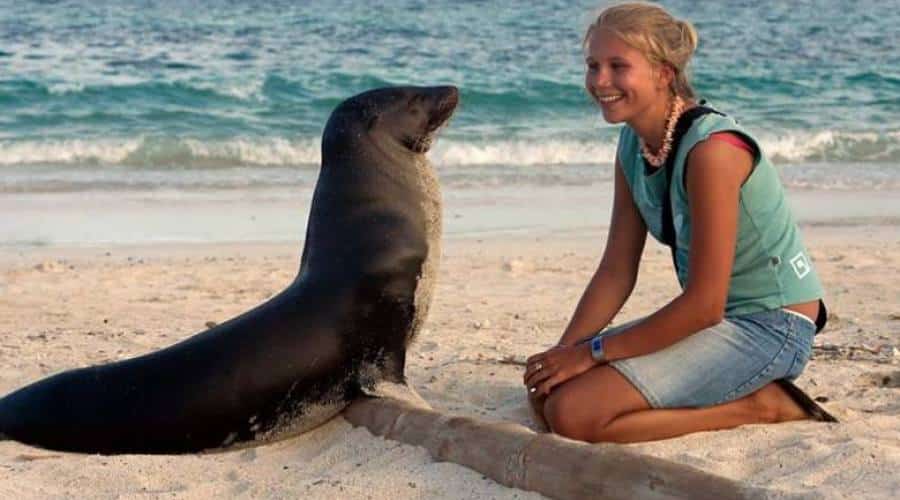 Ragazza con leone di mare