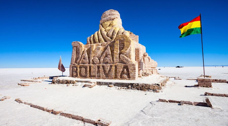 Monumento di sale dedicato alla Dakar, Salar de Uyuni, Bolivia