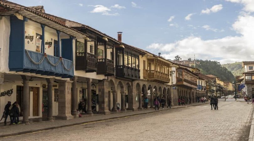 Cusco-strada porticata