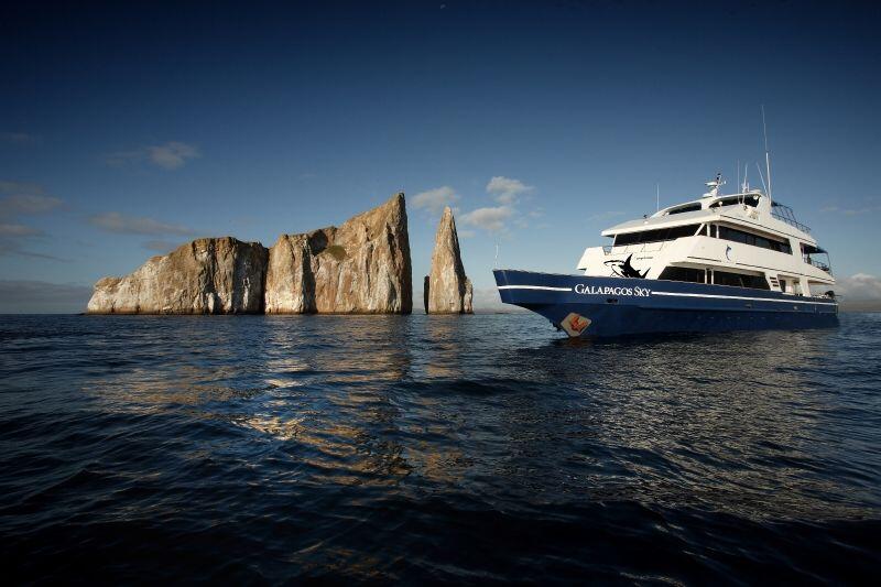 Yacht-Galapagos-Sky