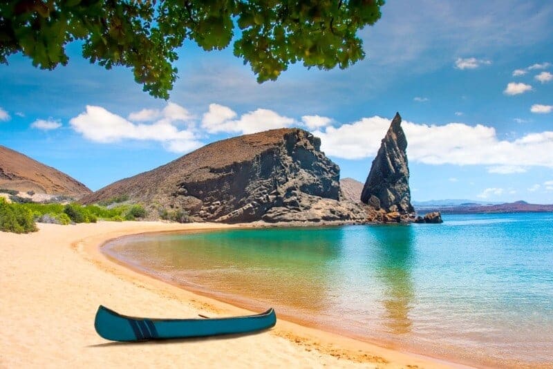 Galapagos, canoa a Pinnacle Rock; sullivab bay