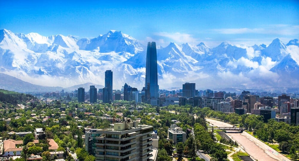 Santiago del Cile con montagne sullo sfondo