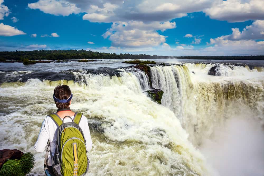 Iguazú_persona che ammira la cascata 