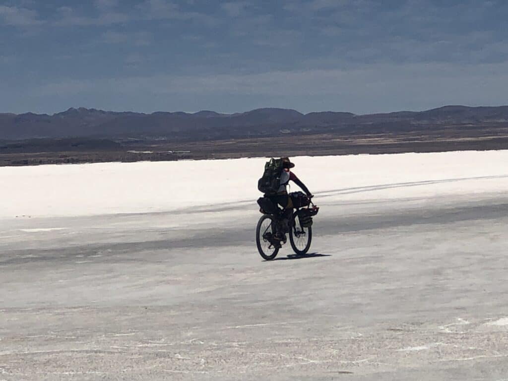 Salar de Uyuni Bolivia- ciclista solitario