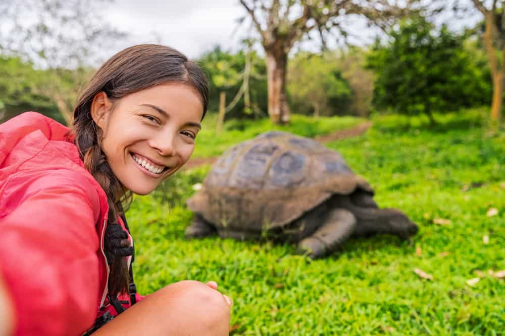 Selfie con tartaruga gigante alle Galapagos