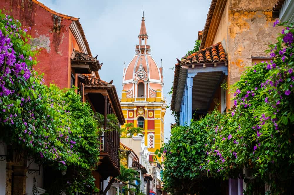 Cartagena_campanile-e-balconi-fioriti