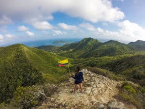 Colombia geografia Woman-on-the-top-of-The-Peak-El-Pico-in-Providence-Island-Isa-de-Providencia-with-a-colombian-flag.