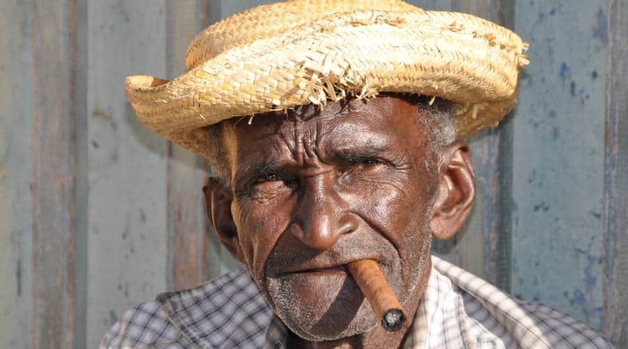 Cosa Vedere a Cuba in 15 giorni-cucano con sigaro