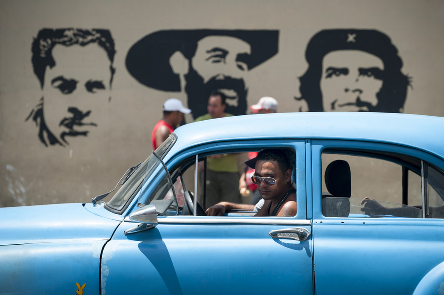 Auto-con-murales-Che-e-rivoluzionar