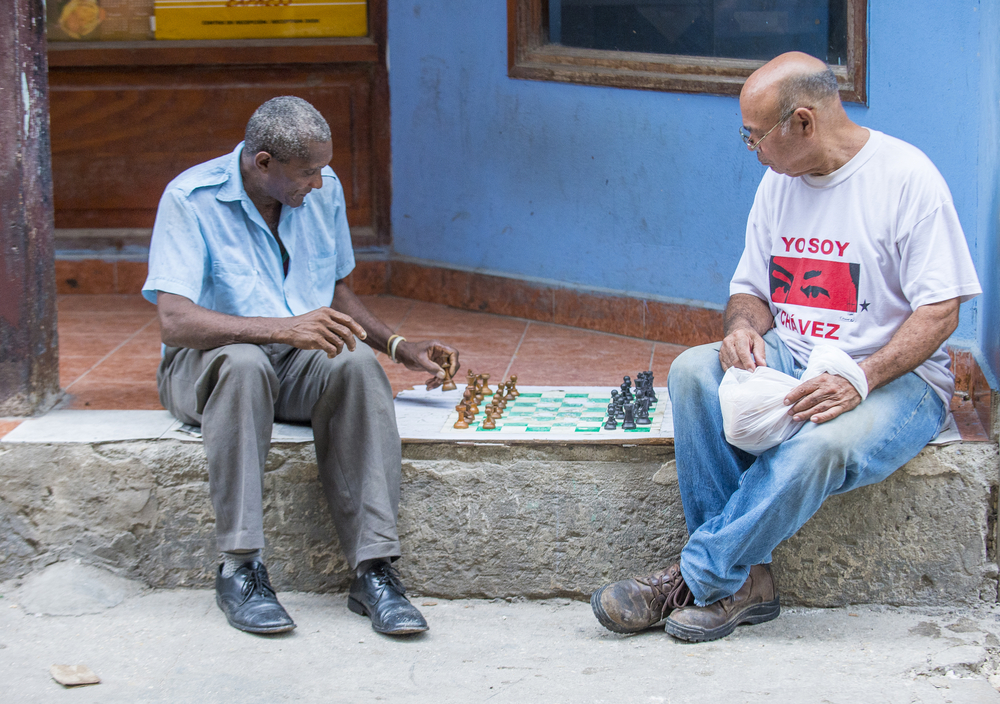 Cuba_-2-persone-che-giocano-a-scacchi