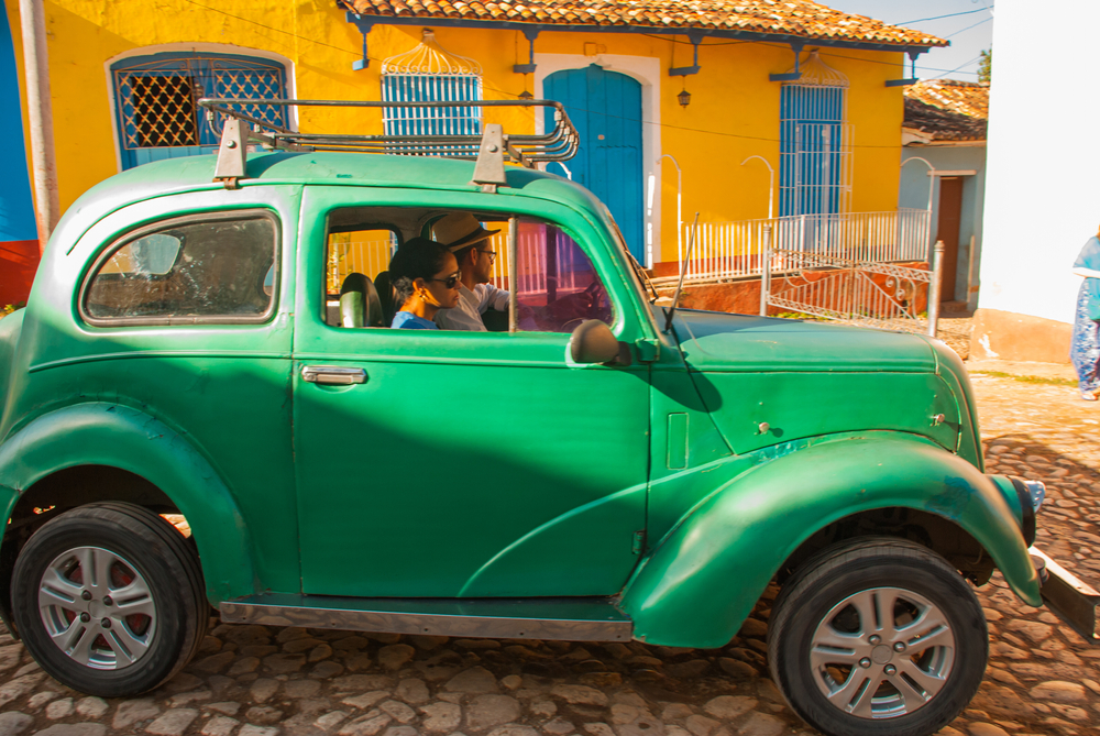 Cuba_vecchia-auto-con-persone-a-bordo