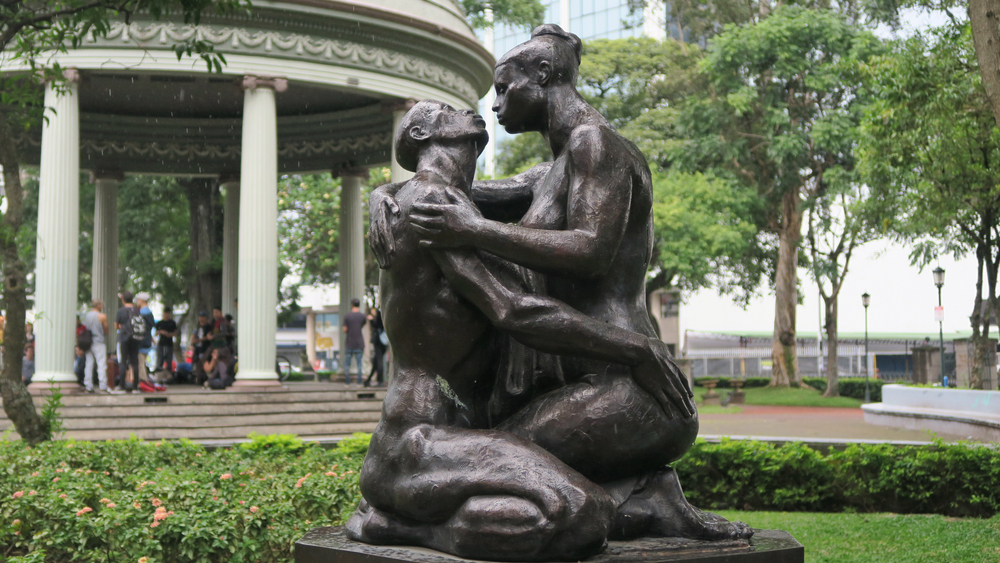 Lovers-statue-in-Morazan-Park