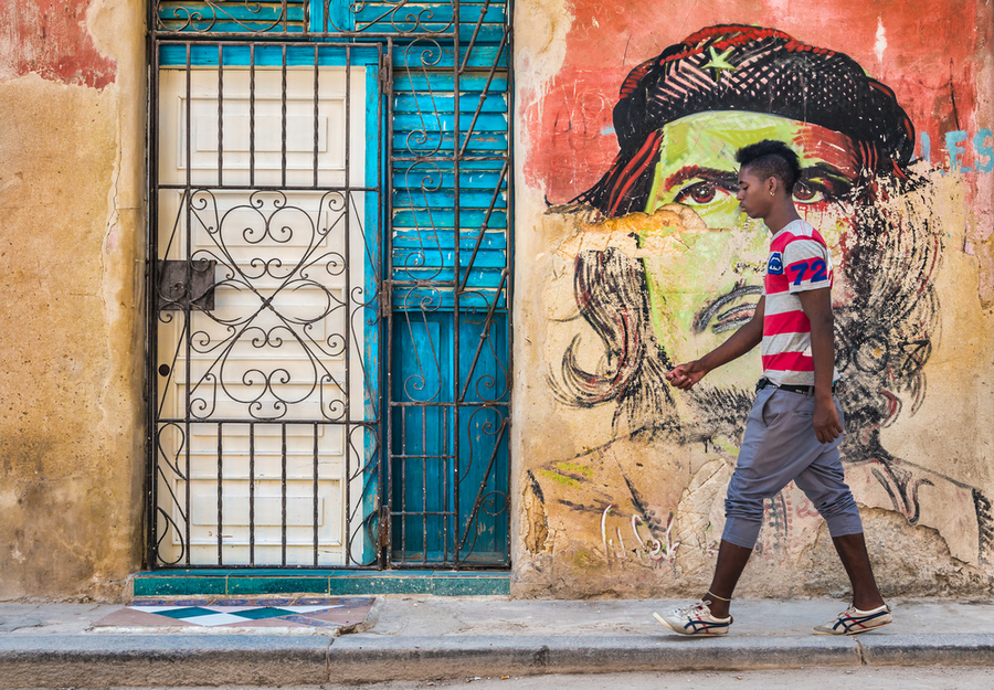 Havana, persona con murales del Che