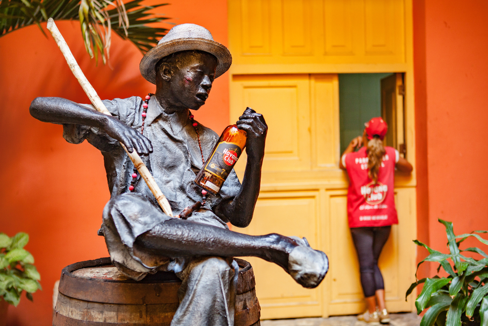 Rom-themed-statue-in-the-inner-courtyard-of-the-Museo-del-Ron-Rum-Museum-in-Havana