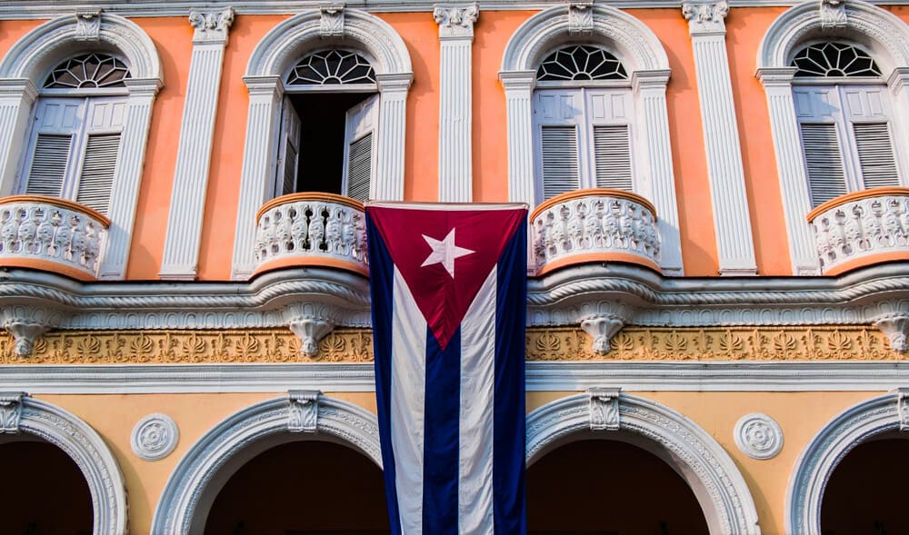 Edificio di Sancti-Spiritus con bandiera di Cuba