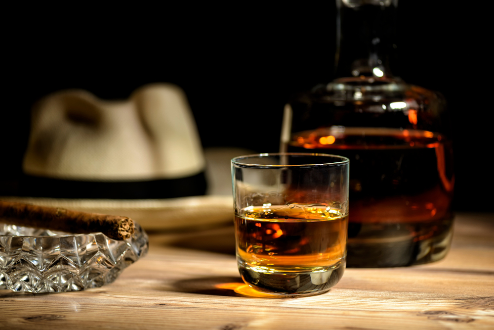 glas-of-rum-cigar-and-a-panama-hat-in-a-bar-in-Cuba