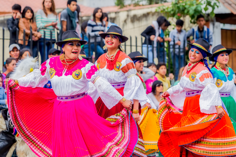 Ecuador Turismo: visitatori, impatti, destinazioni, consigli Banos De Agua Santa, Ecuador -Group Of Happy Adult Indigenous Women Dancing On City Streets