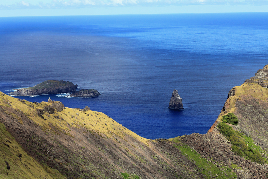 Beautiful-Easter-Island-in-the-South-Pacific-with-Birdman-Island