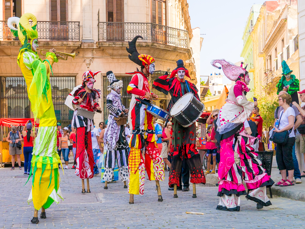 Colorful-stiltwalkers-dancing-to-the-sound-of-cuban-music-in-Old-Havana