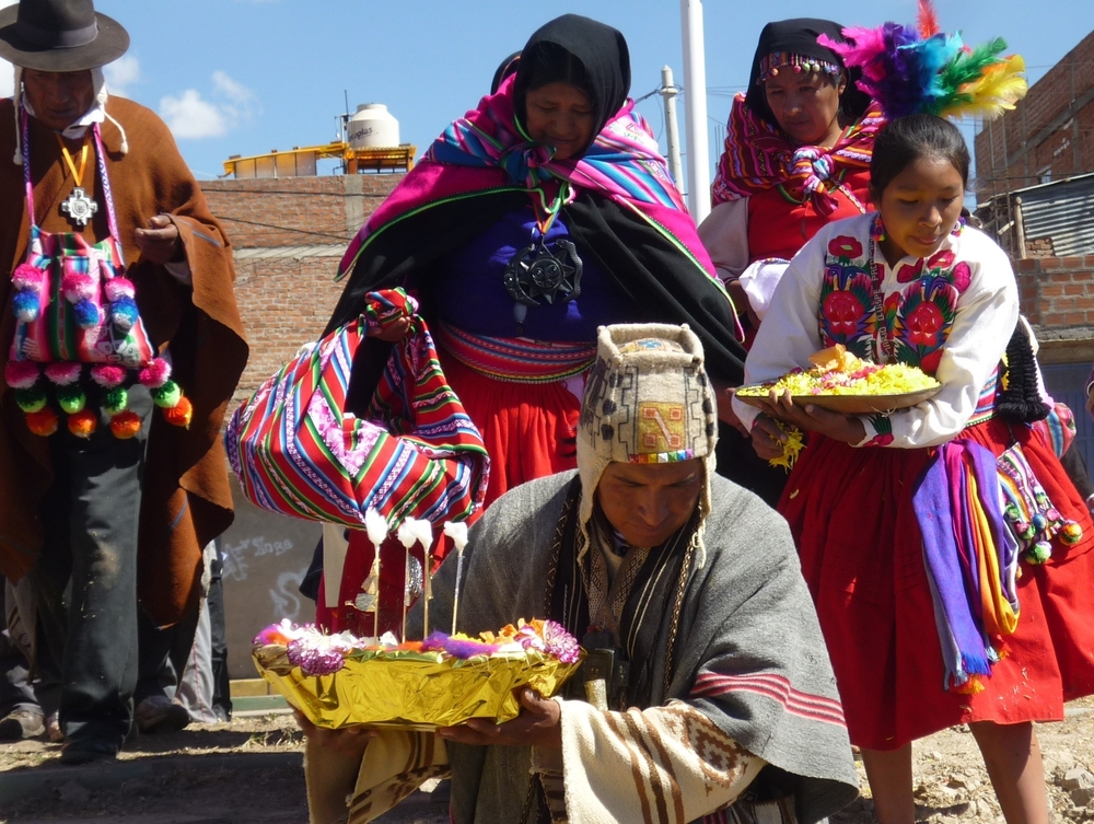 People-in-traditional-clothing-carrying-offerings-for-Sun-Festival-Inti-Raymi