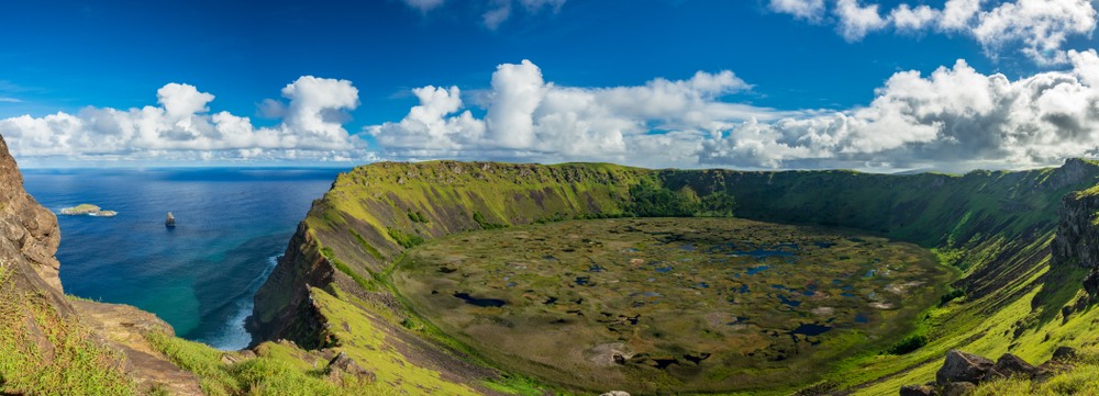 Rano-kau-volcanic-crater-gigapan-panorama-from-the-other-side-with-Tangata-matu-islets-Easter-Island.